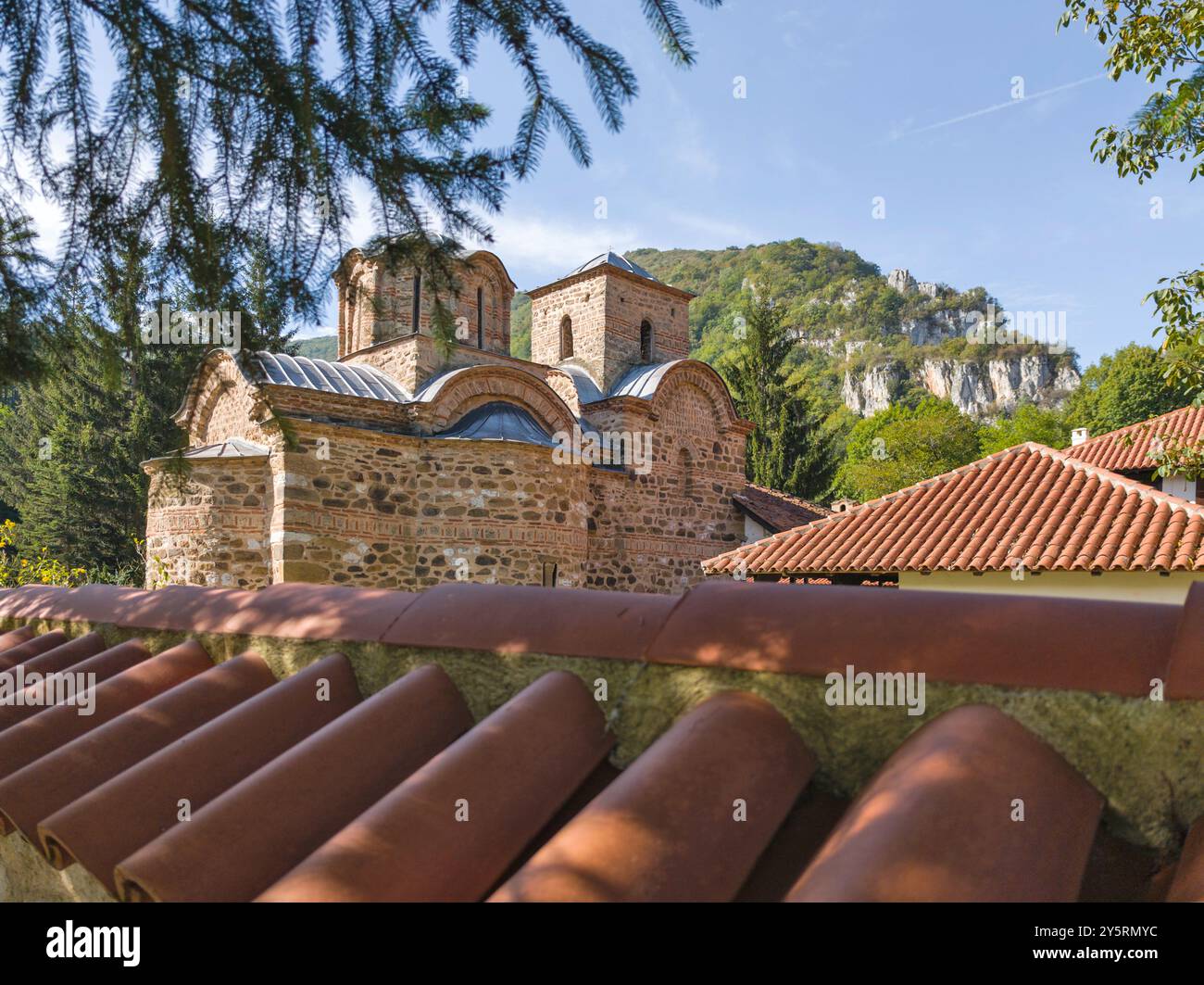 Fantastischer Blick auf das mittelalterliche Poganovo-Kloster des Heiligen Johannes-Theologen, Serbien Stockfoto