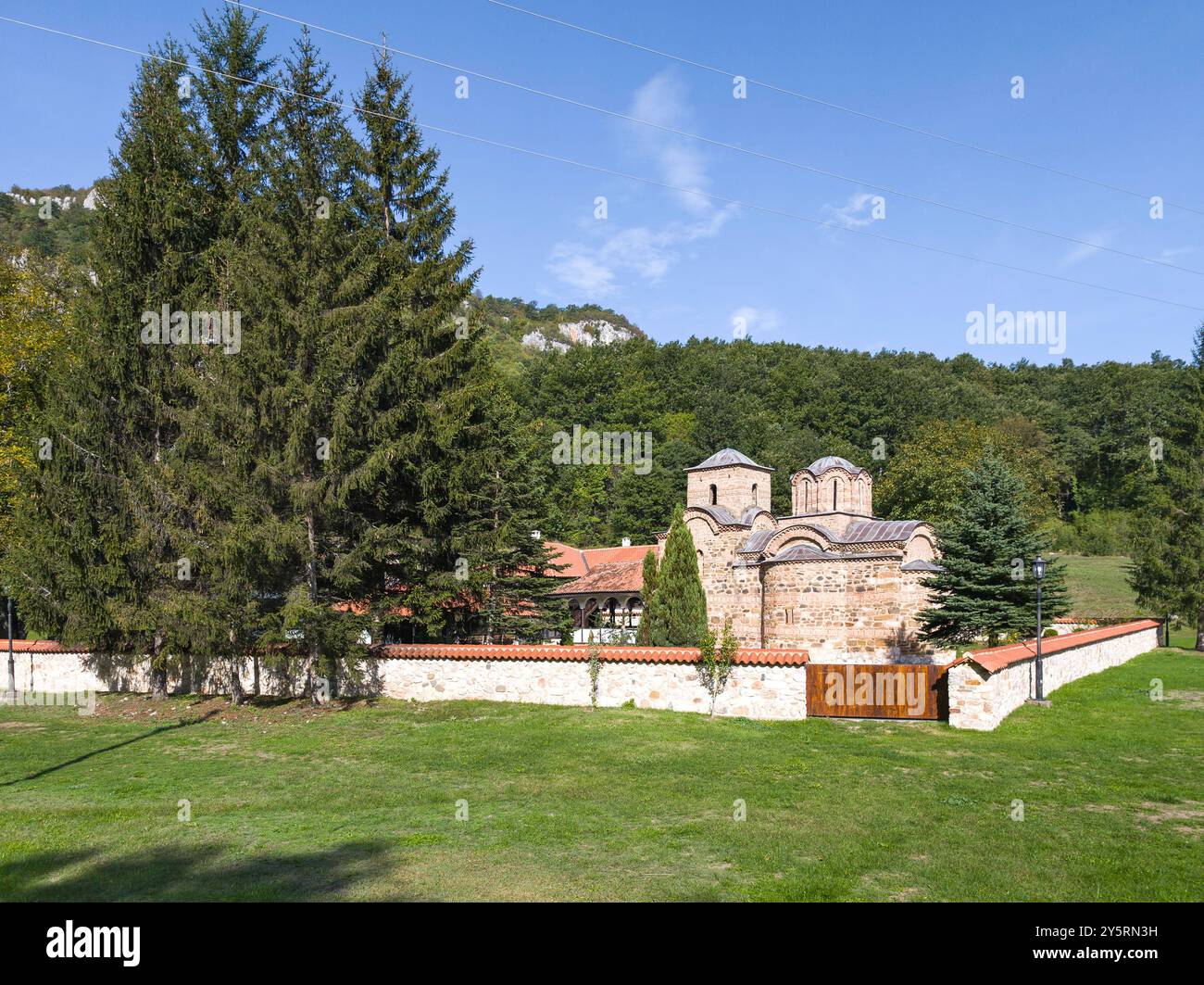 Fantastischer Blick auf das mittelalterliche Poganovo-Kloster des Heiligen Johannes-Theologen, Serbien Stockfoto