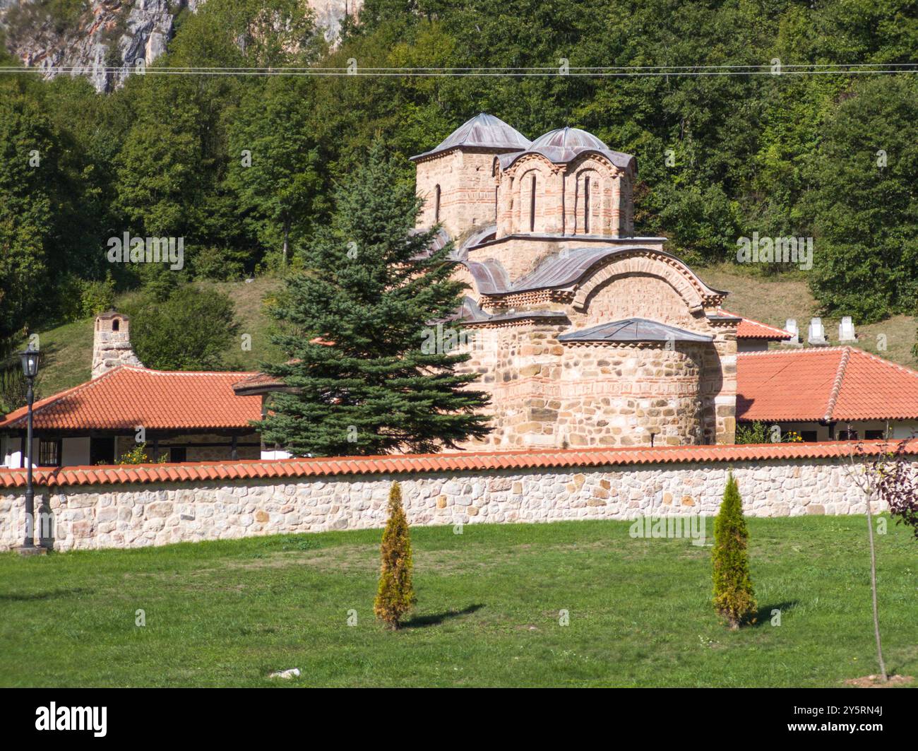 Fantastischer Blick auf das mittelalterliche Poganovo-Kloster des Heiligen Johannes-Theologen, Serbien Stockfoto