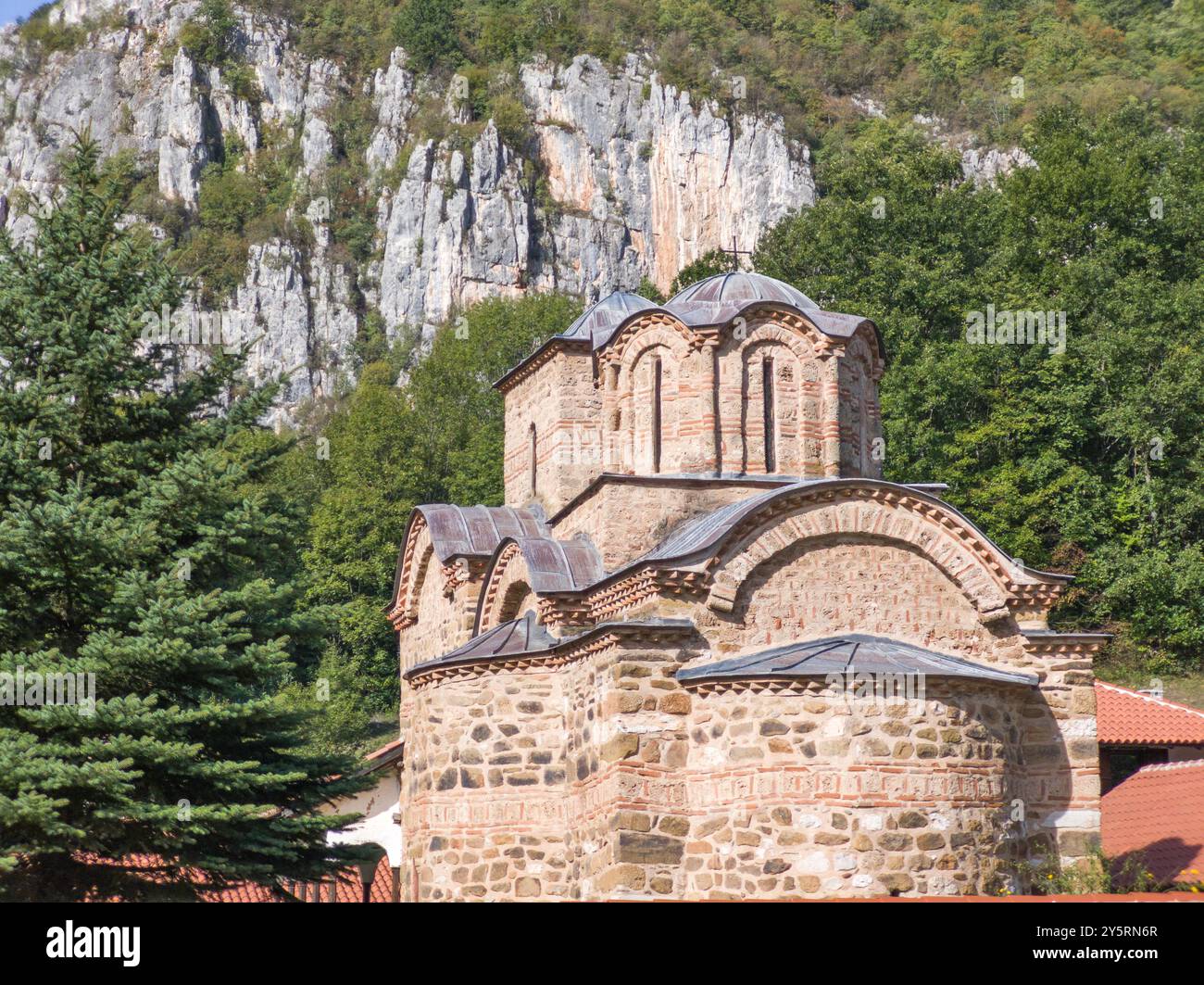 Fantastischer Blick auf das mittelalterliche Poganovo-Kloster des Heiligen Johannes-Theologen, Serbien Stockfoto