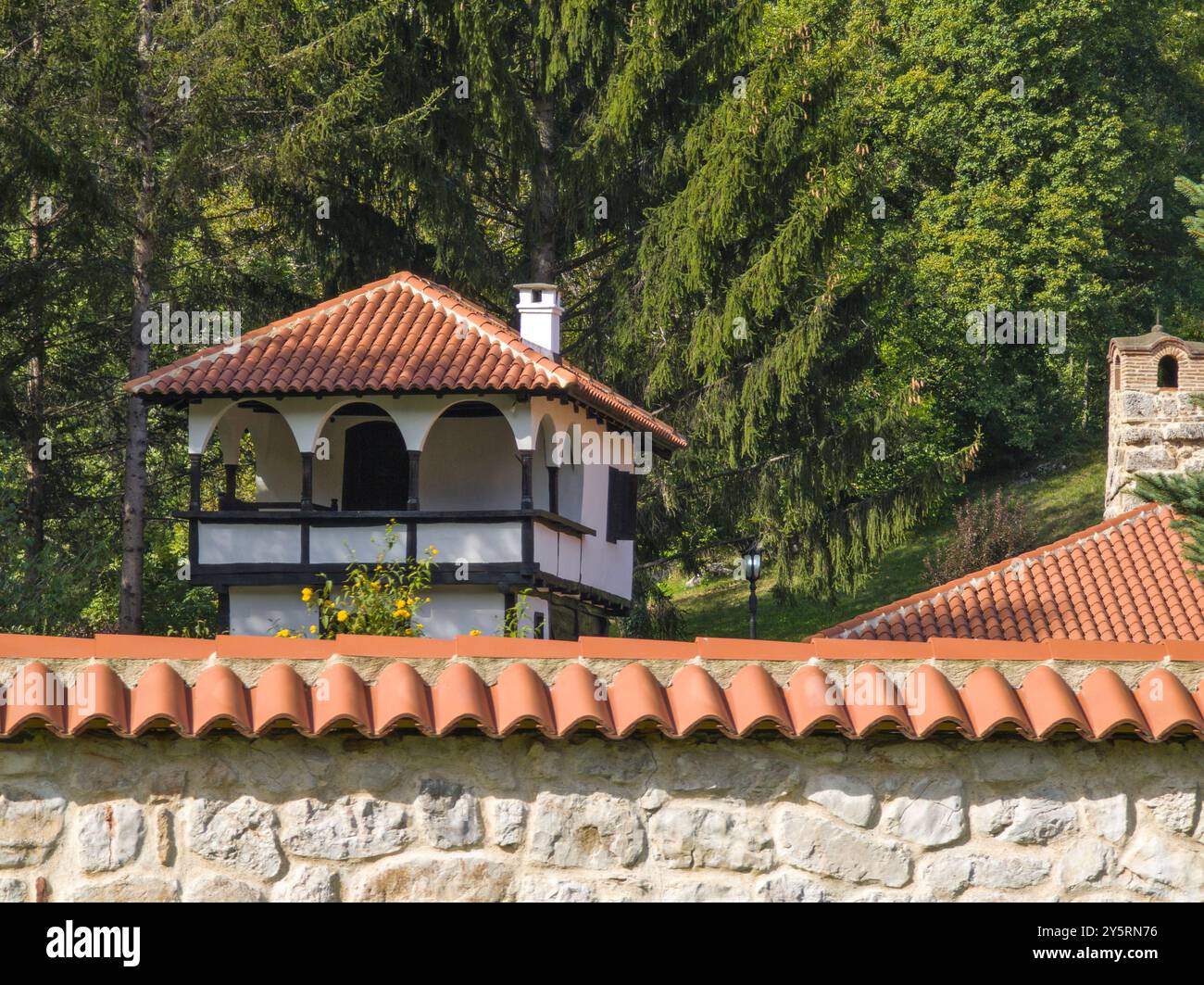 Fantastischer Blick auf das mittelalterliche Poganovo-Kloster des Heiligen Johannes-Theologen, Serbien Stockfoto