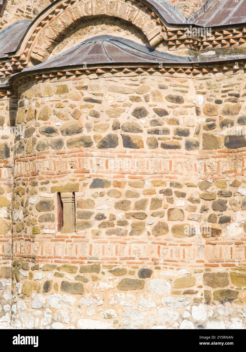 Fantastischer Blick auf das mittelalterliche Poganovo-Kloster des Heiligen Johannes-Theologen, Serbien Stockfoto