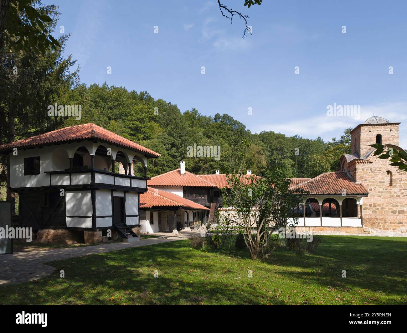 Fantastischer Blick auf das mittelalterliche Poganovo-Kloster des Heiligen Johannes-Theologen, Serbien Stockfoto