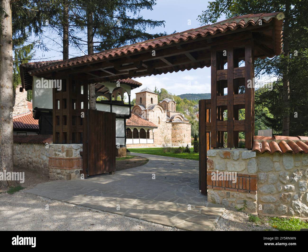 Fantastischer Blick auf das mittelalterliche Poganovo-Kloster des Heiligen Johannes-Theologen, Serbien Stockfoto