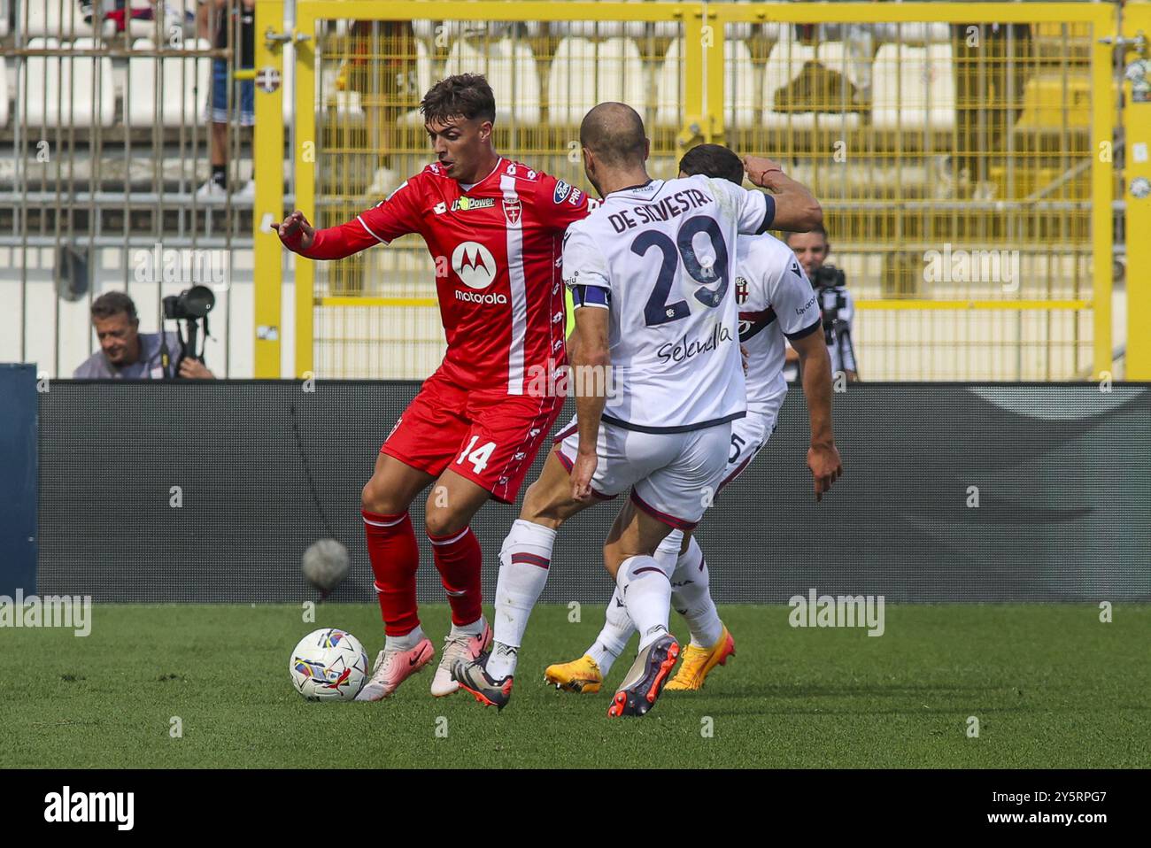 Daniel Maldini vom AC Monza kämpfte um den Ball mit Lorenzo de Silvestri vom Bologna FC während des Spiels AC Monza gegen Bologna BFC, 5Â° Serie A Enilive 2024-25 im U-Power Stadion in Monza (MB), Italien, am 22. September 2024. Stockfoto