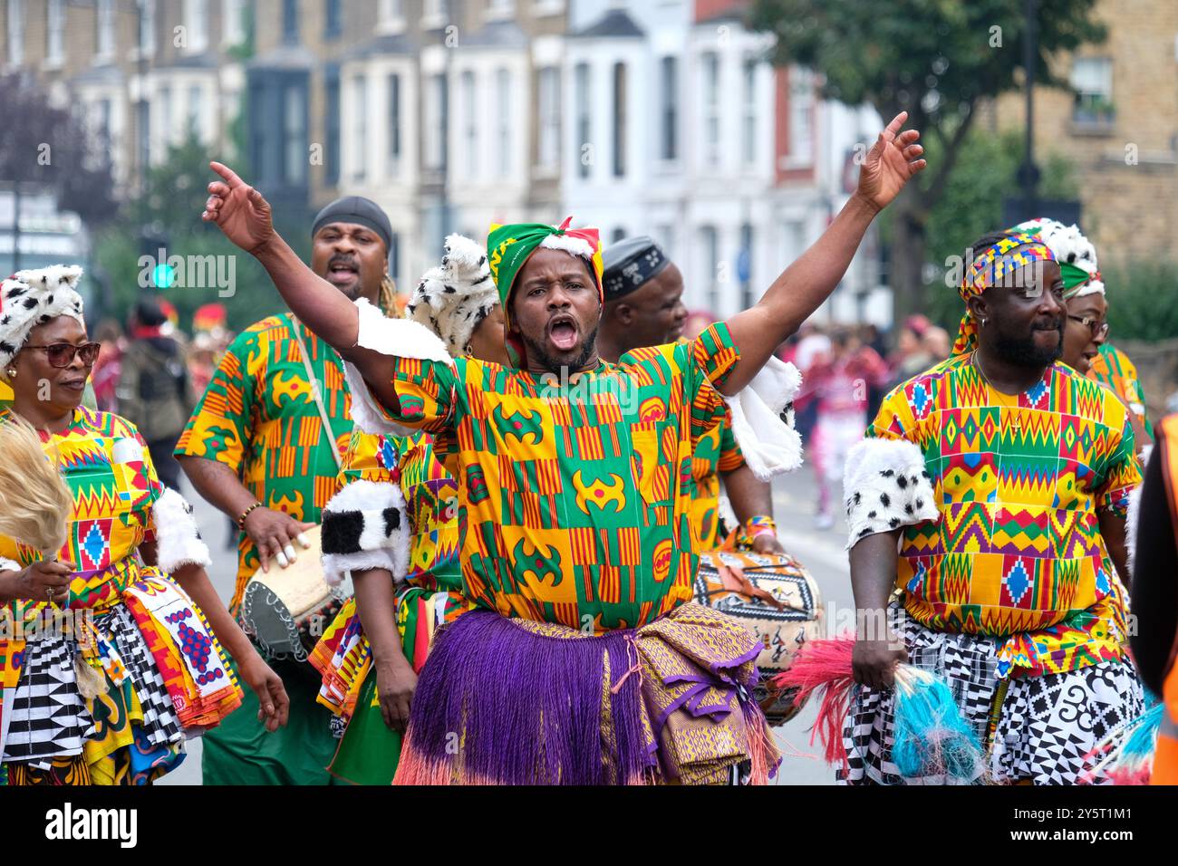 Künstler, darunter Tänzer, Trommler und Kostüme, nehmen am ersten Hackney Carnival seit fünf Jahren Teil. Stockfoto