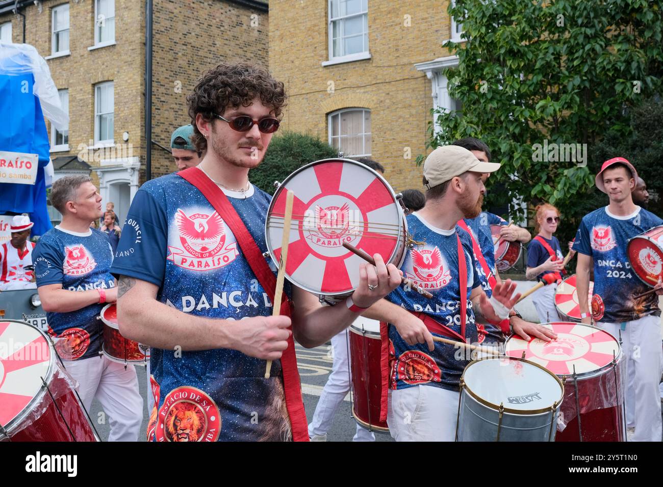 Künstler, darunter Tänzer, Trommler und Kostüme, nehmen am ersten Hackney Carnival seit fünf Jahren Teil. Stockfoto