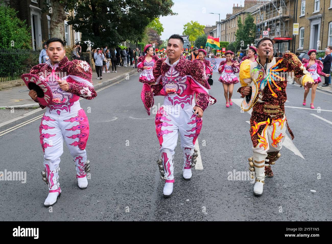 Darsteller der bolivianischen Gruppe Mi Viejo San Simon nehmen an der Hackney Carnival Parade 2024 Teil. Stockfoto