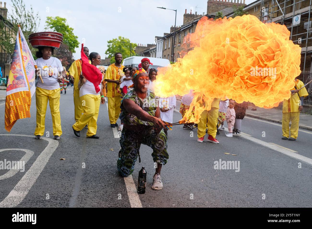 Eine Feuerpause der Gahu Dramatic Arts Gruppe begeistert die Menge während der Hackney Carnival Parade 2024. Stockfoto