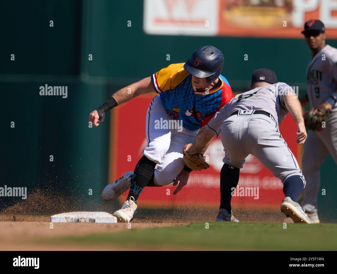 Jacksonville, Florida, USA. September 2024. Minor League Baseball, International League, Jacksonville Jumbo Shrimp vs Gwinnett Stripers. Shrimp RF Jacob Berry stiehlt erfolgreich den 2. Platz, da der Wurf zu Stripers SS Luke Waddell zu spät ist. Foto: Tim Davis/Alamy Live News Stockfoto