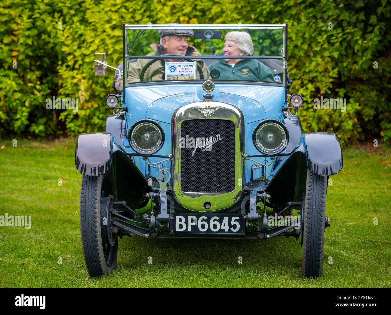 Melrose, Scottish Borders, Großbritannien. September 2024. Britische Besitzer vergangener Austin-Autos versammelten sich heute in Melrose, um der Öffentlichkeit die Sammlung von Oldtimern zu präsentieren. Lass dich von einer neuen Veranstaltung namens Austins in the Borders Oldtimer-Rallye ab. Clive und Penny Kennedy fotografierten 1925 mit ihrem Austin schweren 12 Clifton Tourer PIC Credit: phil wilkinson/Alamy Live News Stockfoto