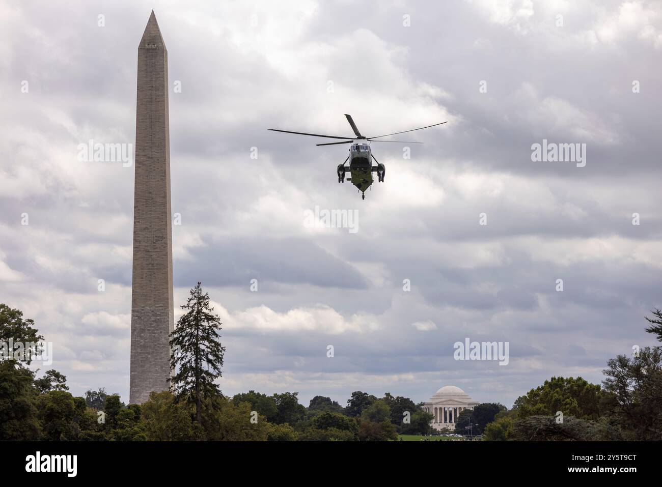 Marine One, mit US-Präsident Joe Biden an Bord, landet am 22. September 2024 auf dem Südrasen des Weißen Hauses in Washington, DC, USA. Präsident Biden kehrt aus Wilmington, Delaware, zurück, wo er die Führer Australiens, Indiens und Japans zu seinem letzten Quad-Gipfel zu Hause begrüßte. "Credit: Shawn Thew/Pool via CNP /MediaPunch Stockfoto