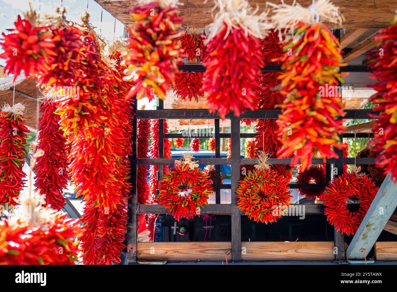 Hellrote Chilis zum Verkauf an einer Straße in New Mexico, USA Stockfoto