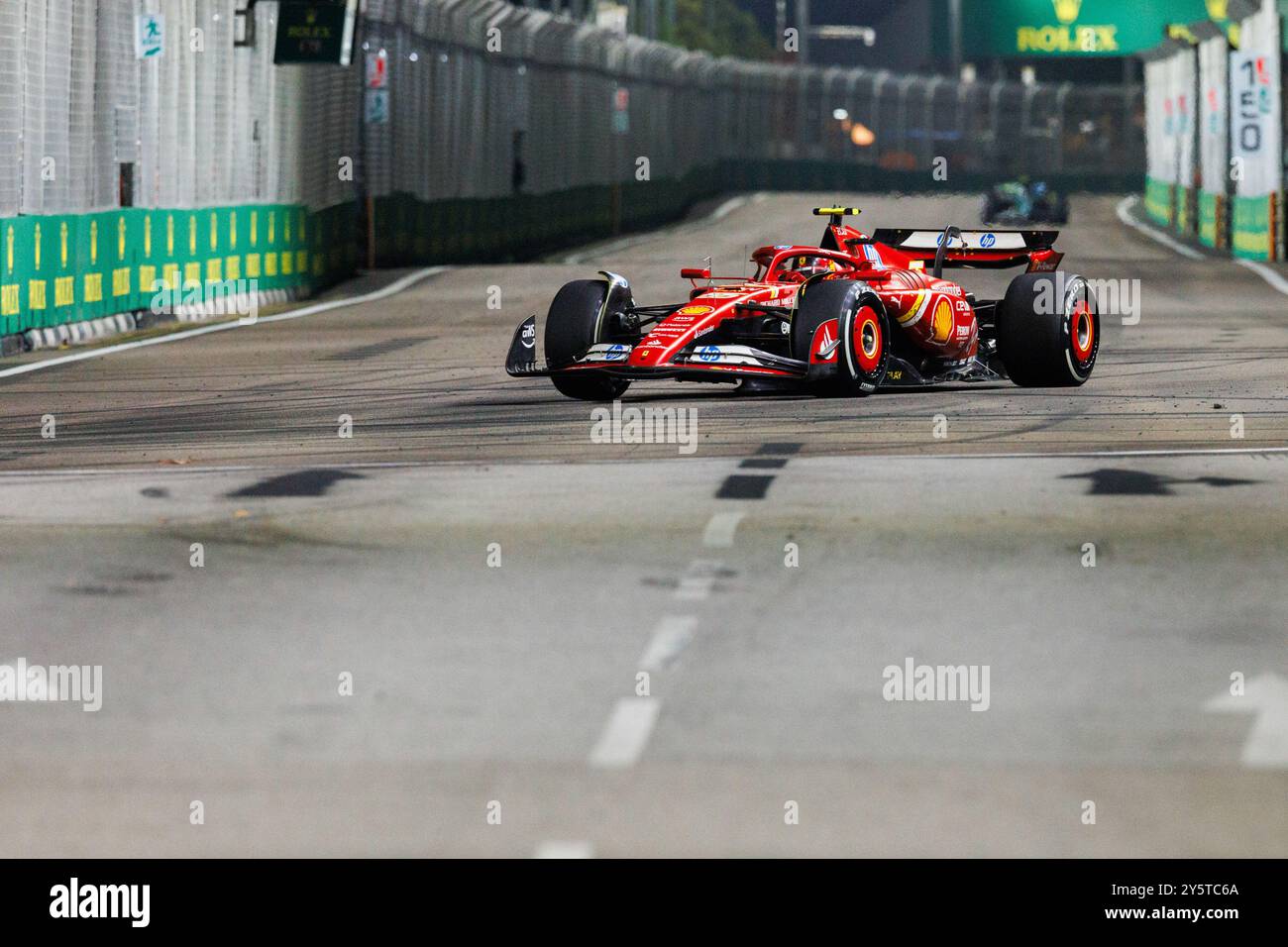 Singapur, Singapur. September 2024. Carlos Sainz aus Spanien fährt den (55) Ferrari SF-24 während des F1 Grand Prix von Singapur auf dem Marina Bay Street Circuit. Quelle: SOPA Images Limited/Alamy Live News Stockfoto