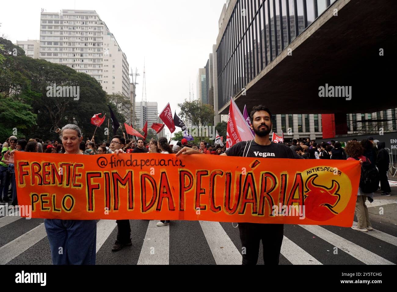 22. September 2024 Demonstranten marschieren für Klimagerechtigkeit und gegen Waldbrände, die das ganze Land betreffen, am 22. September 2024 in Sao Paulo, Brasilien (Foto FAGA/SIPA USA) Credit: SIPA USA/Alamy Live News Stockfoto