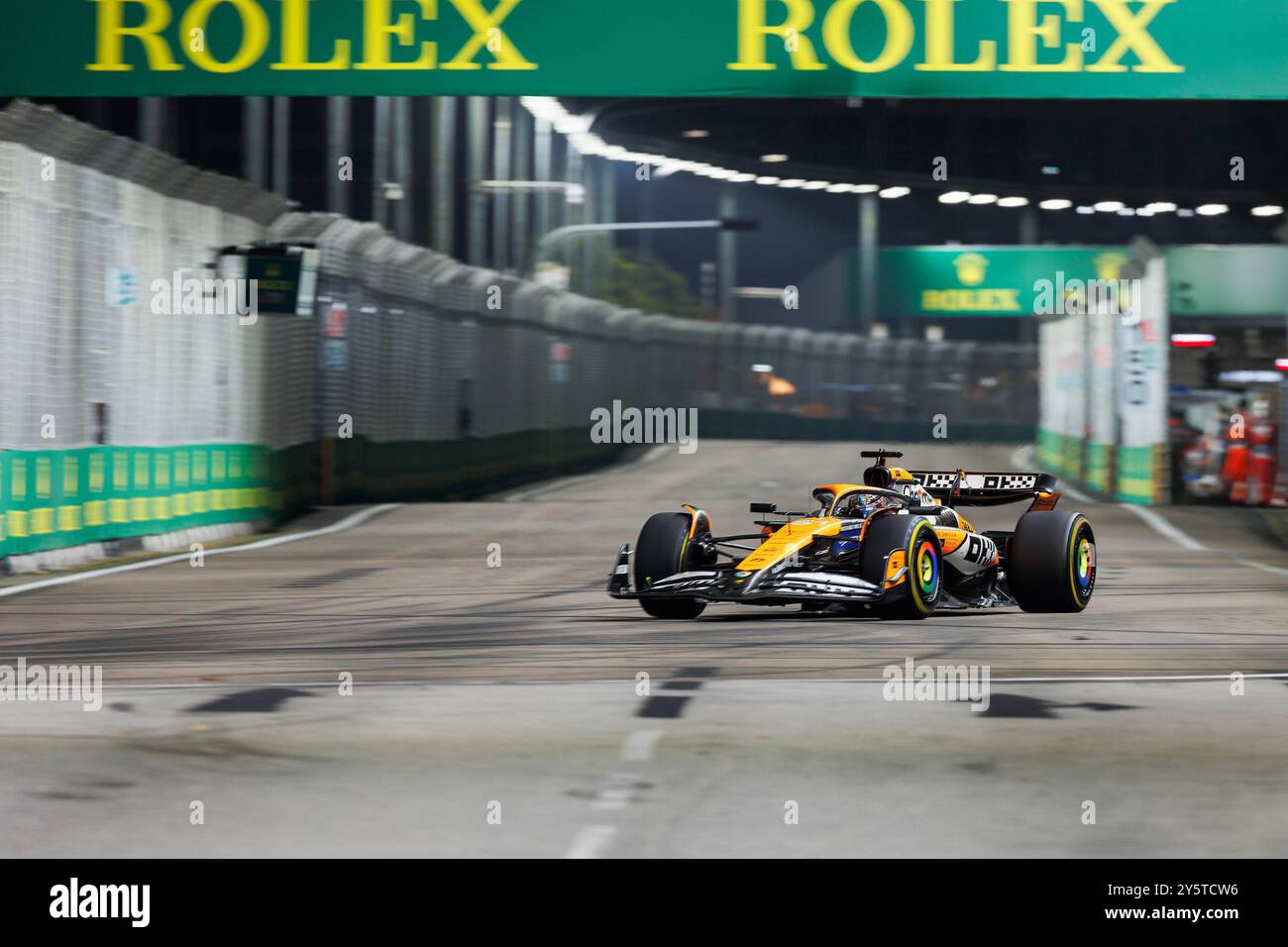 Singapur, Singapur. September 2024. Oscar Piastri aus Australien fährt den (81) McLaren MCL37 während des F1 Grand Prix von Singapur auf dem Marina Bay Street Circuit. (Foto: George Hitchens/SOPA Images/SIPA USA) Credit: SIPA USA/Alamy Live News Stockfoto