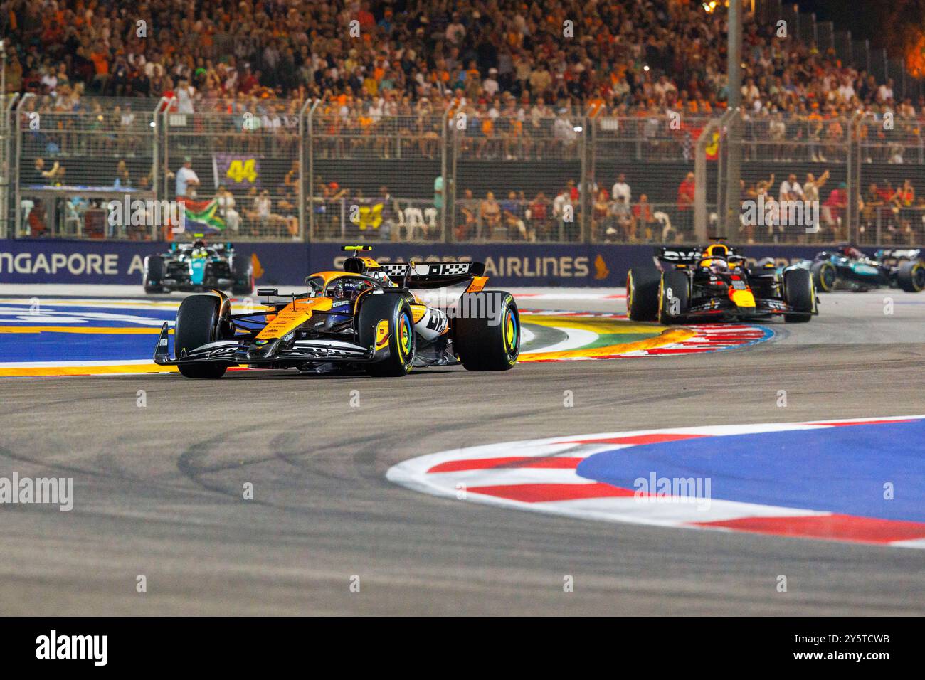 Singapur, Singapur. September 2024. Lando Norris aus Großbritannien fährt den (4) McLaren MCL37 während des F1 Grand Prix von Singapur auf dem Marina Bay Street Circuit. (Foto: George Hitchens/SOPA Images/SIPA USA) Credit: SIPA USA/Alamy Live News Stockfoto