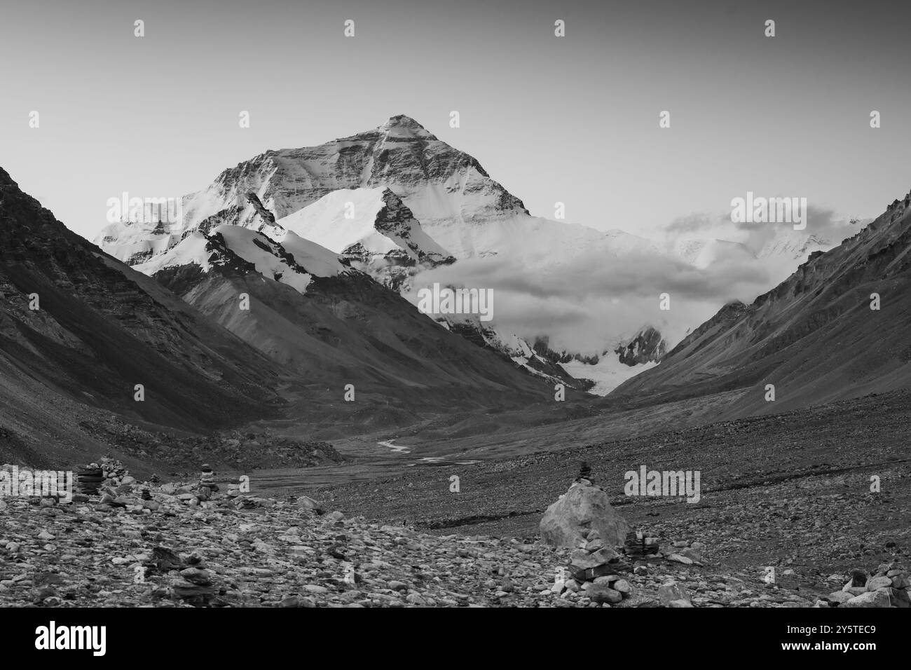 Mount Everest früh am Morgen vom Basislager in Tibet auf 5200 m Höhe Stockfoto