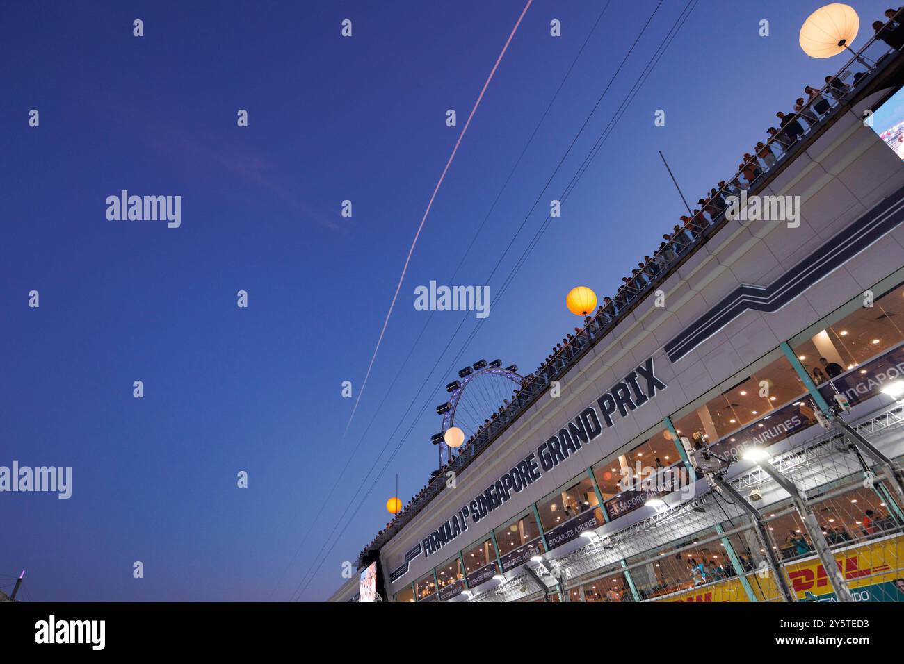 Singapur, Singapur. September 2024. Drängen Sie sich auf das in der Grube befindliche Gebäude vor dem F1 Grand Prix Singapur auf dem Marina Bay Street Circuit. Quelle: SOPA Images Limited/Alamy Live News Stockfoto