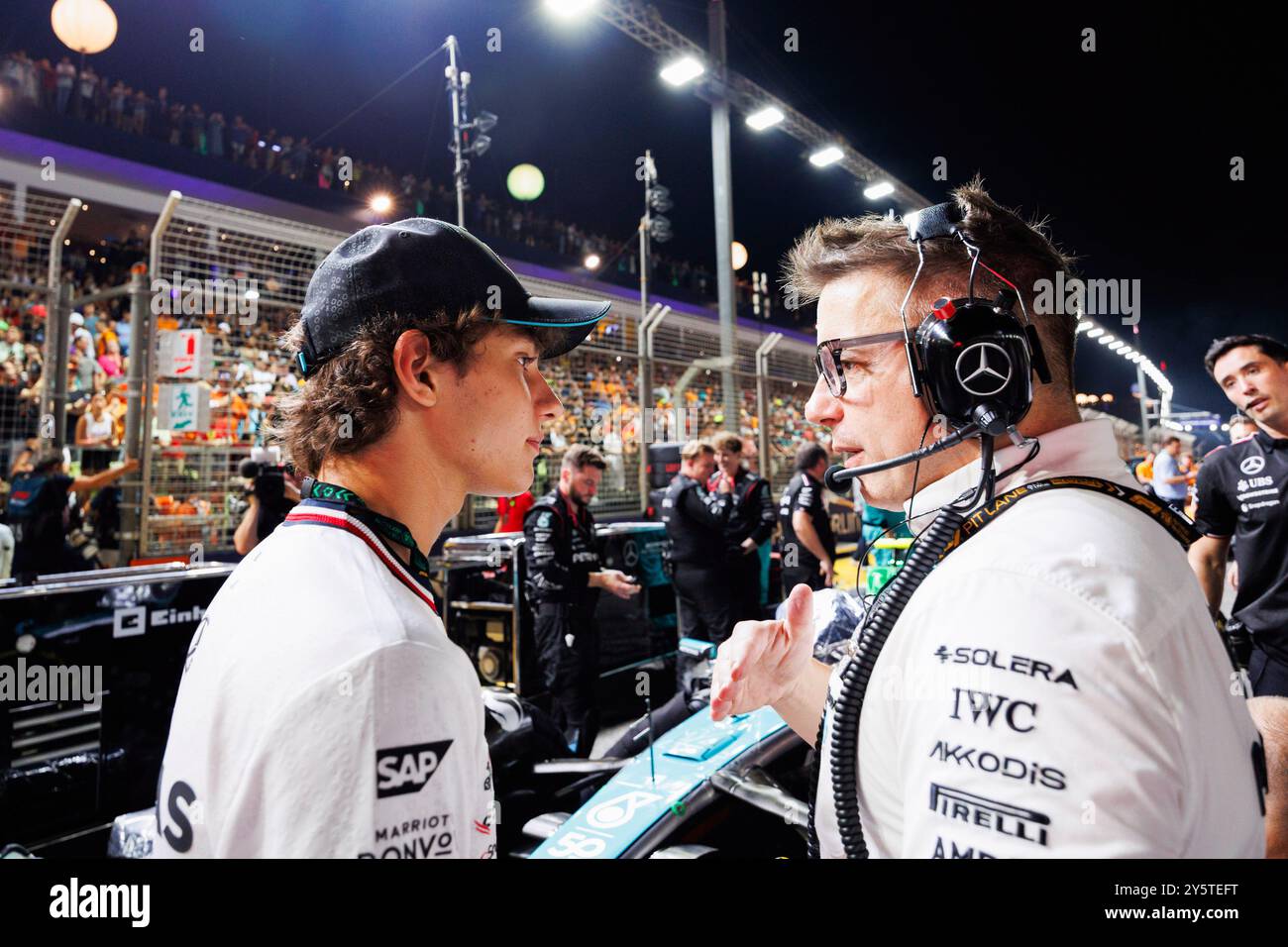 Singapur, Singapur. September 2024. Mercedes Junior Pilot Andrea Kimi Antonelli (L) spricht mit Ingenieur Peter Bonnington (R) vor dem F1 Grand Prix Singapur auf dem Marina Bay Street Circuit. Quelle: SOPA Images Limited/Alamy Live News Stockfoto