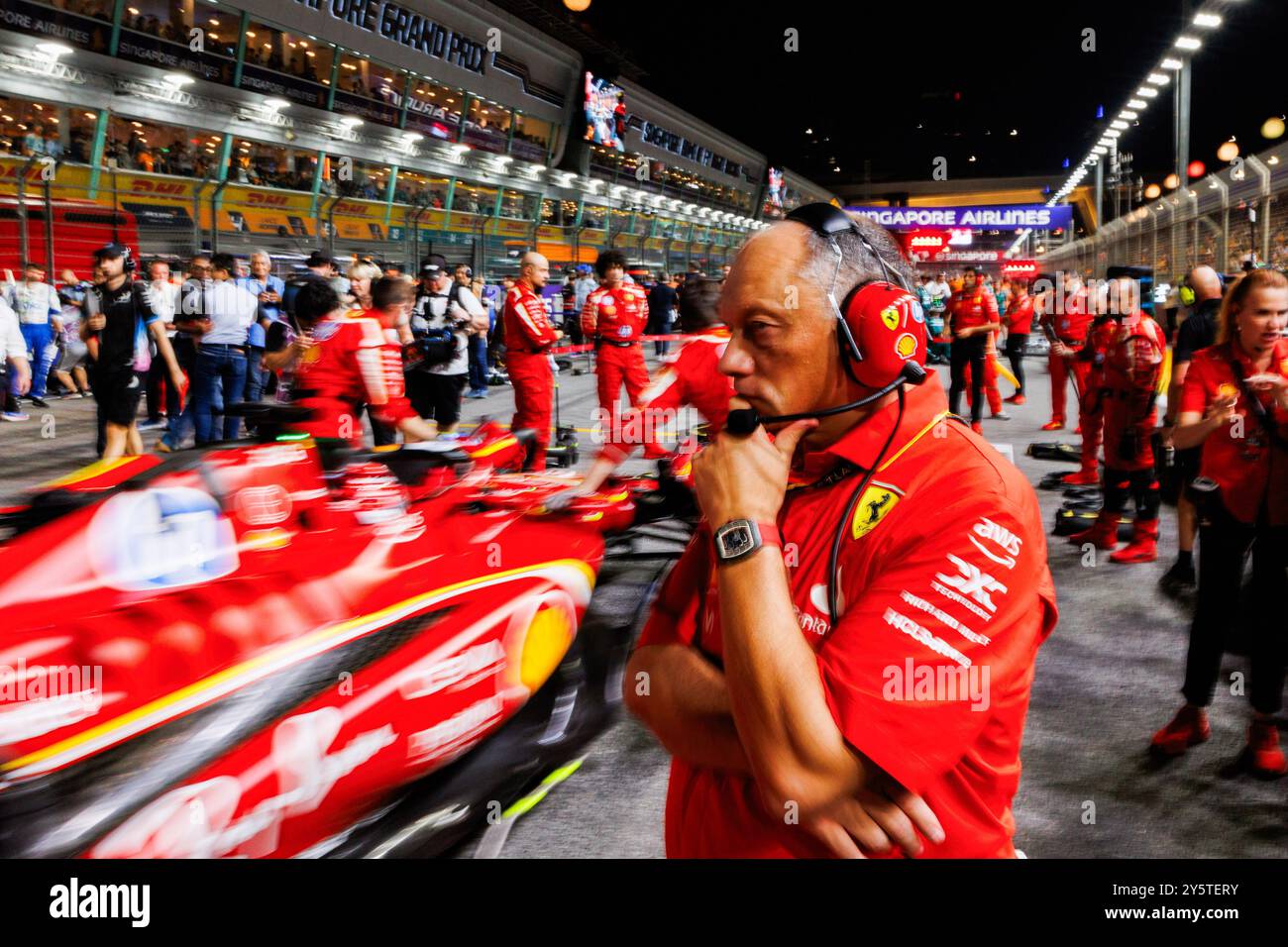 Singapur, Singapur. September 2024. Fred Vasseur, Teamchef von Scuedria Ferrari, stand vor dem F1 Grand Prix Singapur auf dem Marina Bay Street Circuit in der Startaufstellung. (Foto: George Hitchens/SOPA Images/SIPA USA) Credit: SIPA USA/Alamy Live News Stockfoto