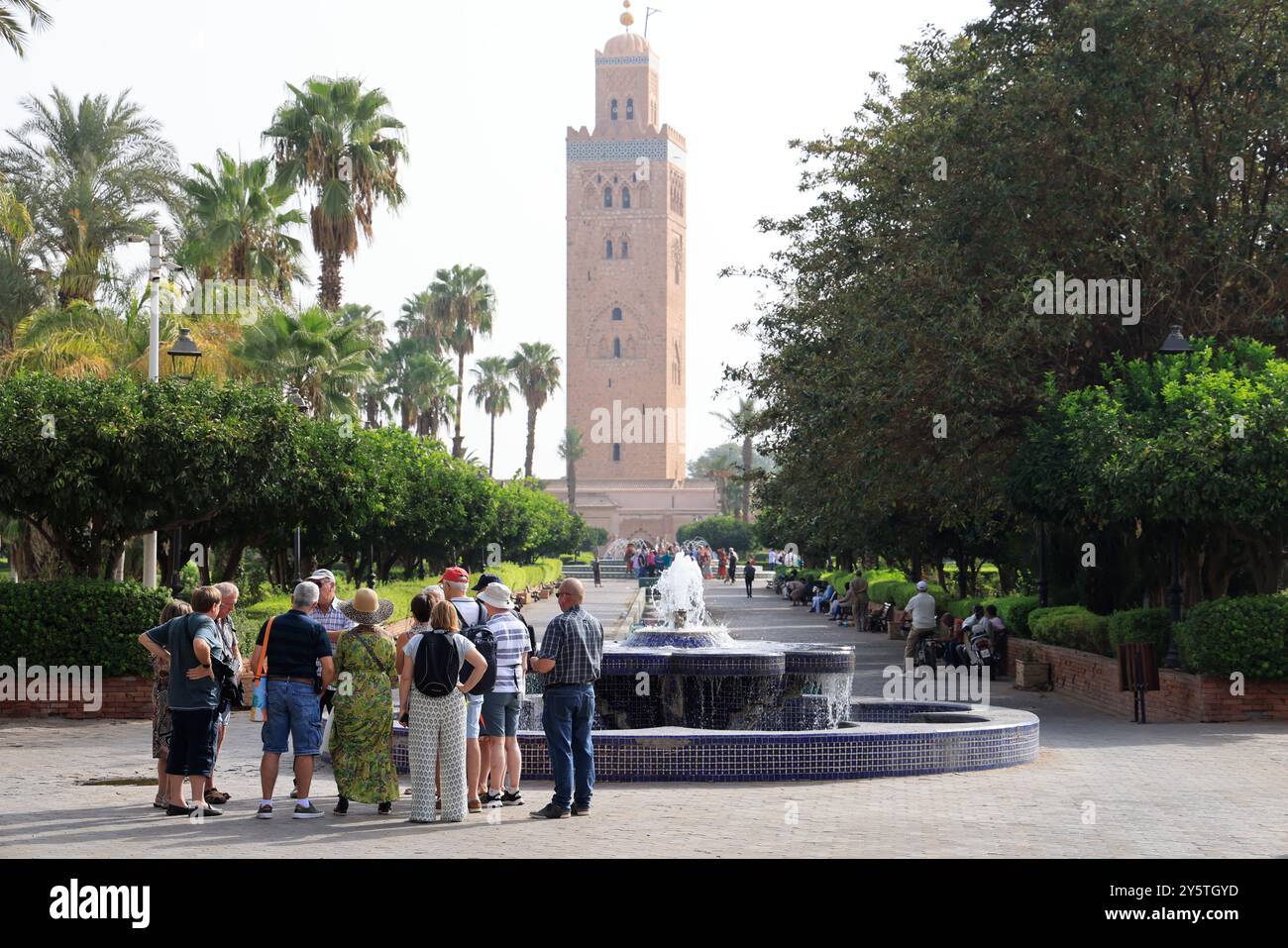 Lalla Hasna Park neben der Koutoubia Moschee in Marrakesch, Marokko. Tourismus, Touristen, Besuch. Marrakesch, Region Marrakesch-Safi, Marokko, Nordafrika Stockfoto