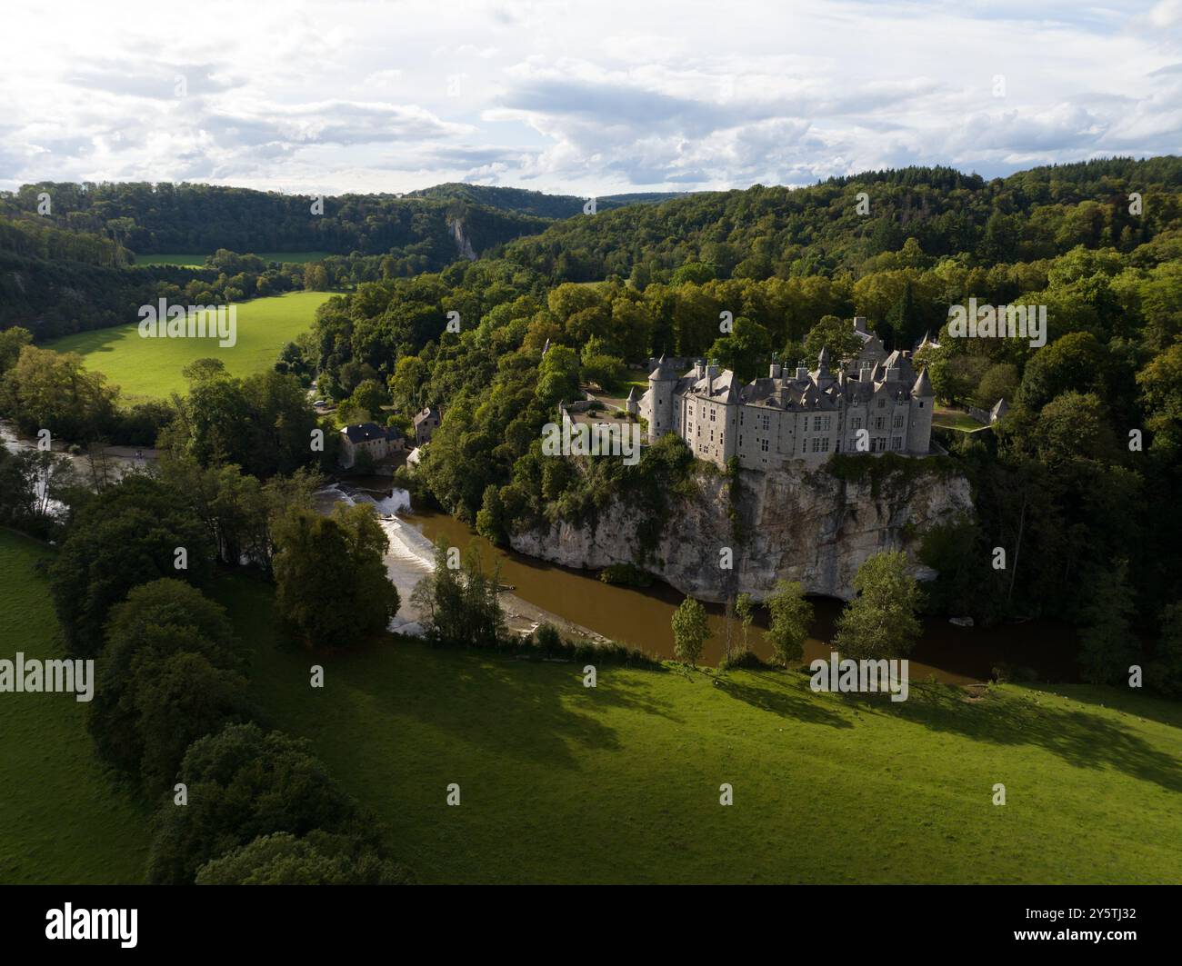 Märchenhafte mittelalterliche Burg in einer grünen Hügellandschaft. Stockfoto