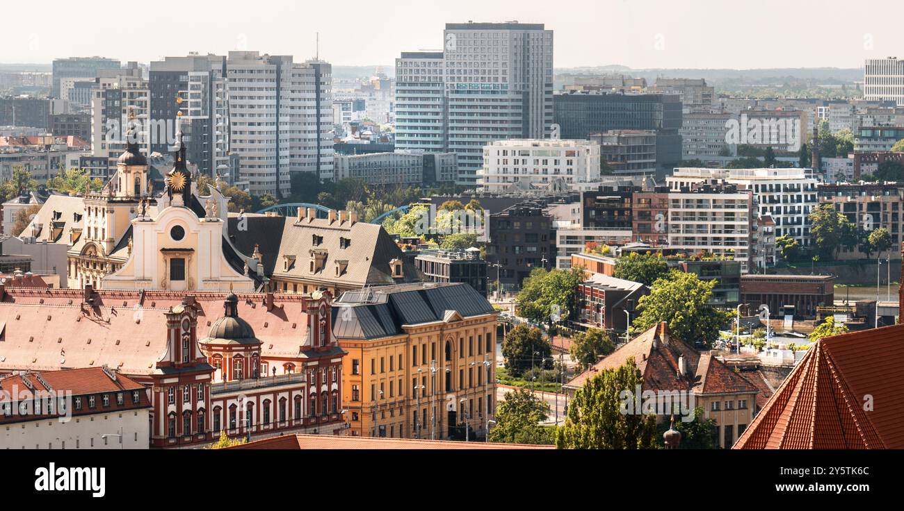 Wohnviertel im europäischen Stadtbild. Historische Architektur und moderne Immobilienhäuser. Wroclaw Panorama. Stockfoto