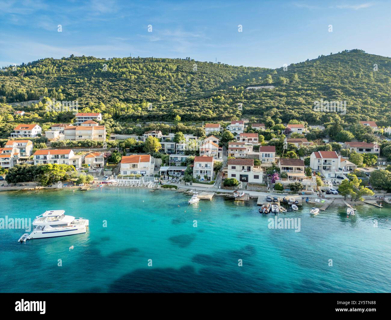 Korcula Island, Kroatien - 5. August 2024: Luftpanorama des kleinen Dorfes Zrnovo auf der Insel Korcula gegenüber der Halbinsel Peljesac i. Stockfoto