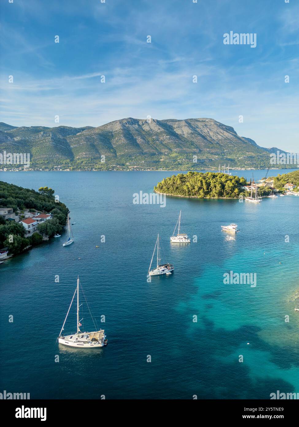 Korcula Island, Kroatien - 5. August 2024: Luftpanorama des kleinen Dorfes Zrnovo auf der Insel Korcula gegenüber der Halbinsel Peljesac i. Stockfoto