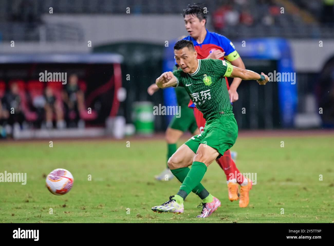 Der Beijing Guoan Football Club besiegte den Meizhou Hakka Football Club mit 3-1 in der sechsundzwanzigsten Runde der Chinesischen Super League (CSL) 2024 in Meizhou City, der südchinesischen Provinz Guangdong, am 20. September 2024. (Foto: Imaginechina/SIPA USA) Credit: SIPA US/Alamy Live News Stockfoto