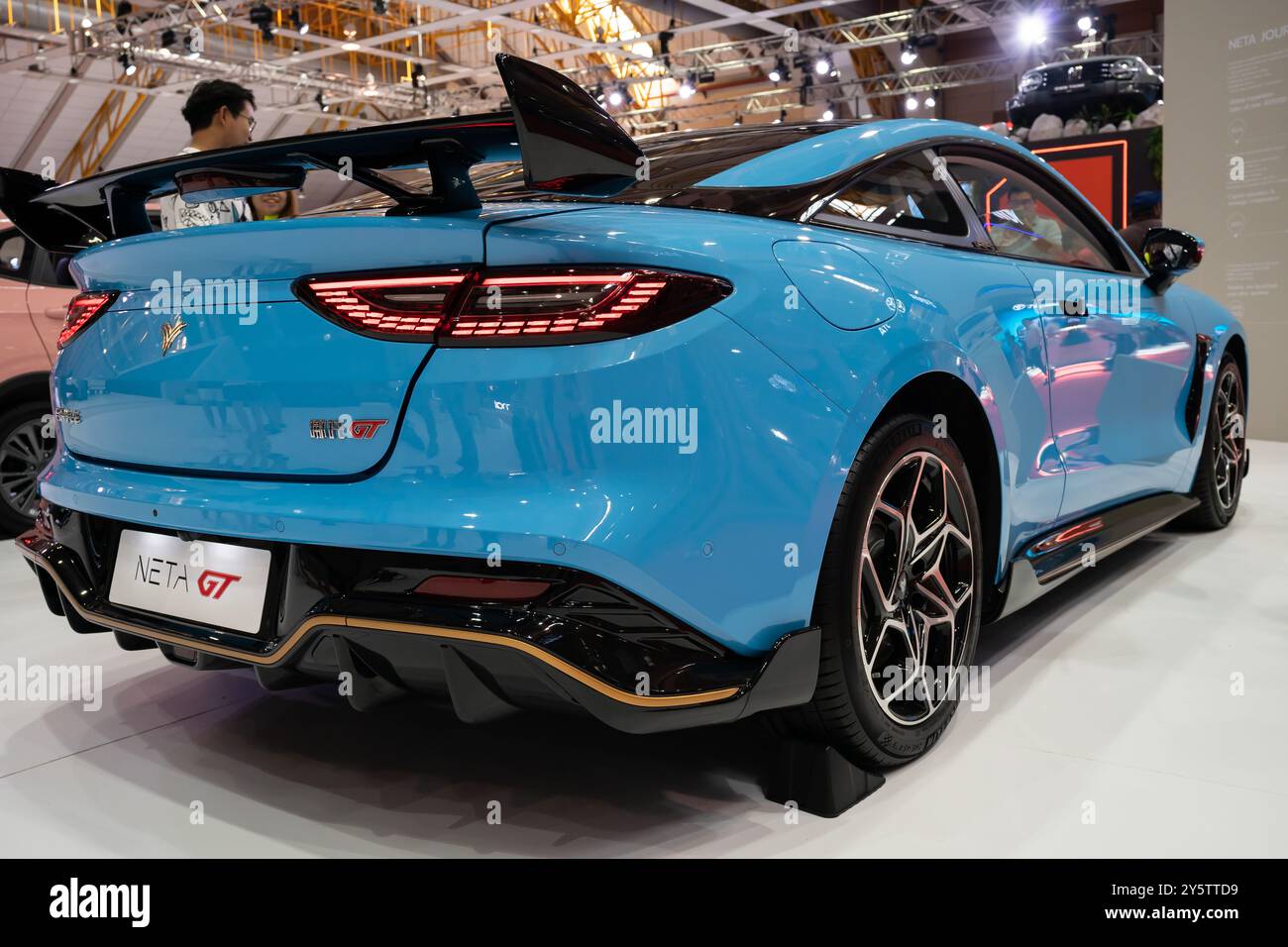 Serdang, Malaysia - Mai 24,2024: Neta GT EV Sportwagen auf der Malaysia Autoshow 2024 in Maeps Serdang. Die Leute können sehen, wie sie sich um sie herum erkundigen. Stockfoto