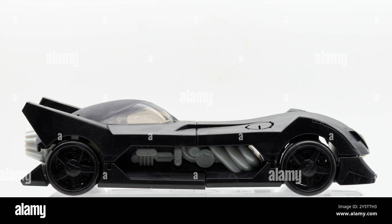 Batmobile-Kunststoffmodell isoliert auf weißem Hintergrund. Seitenansicht. Stockfoto