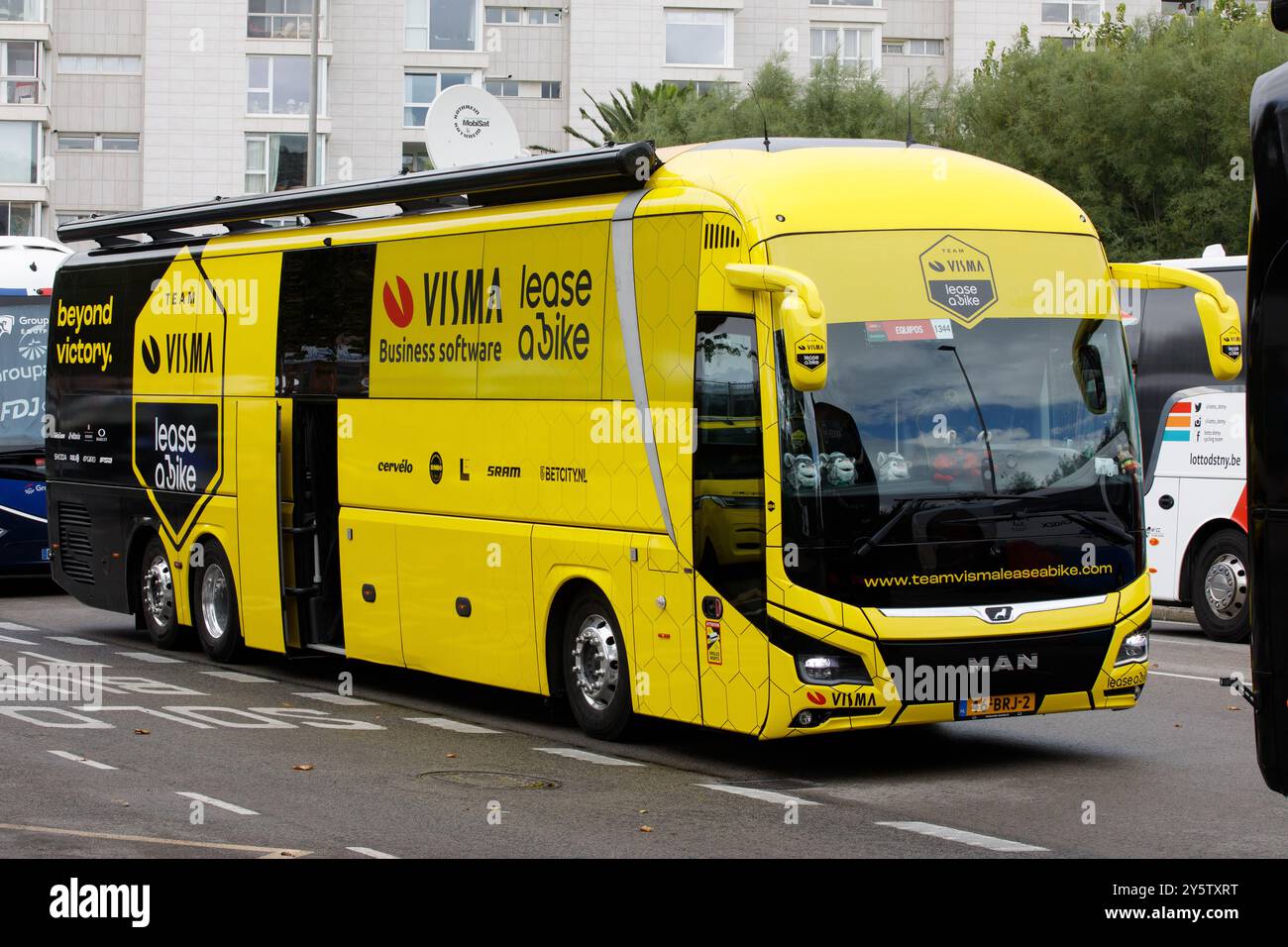 Santander, Spanien - 4. September 2024: Offizieller Bus des Visma-Lease a Bike Cycling Teams Stockfoto