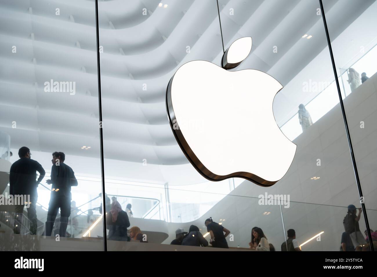 Kuala Lumpur - September 1,2024: Nahaufnahme des Apple Logos auf der Vorderseite des Apple The Exchange TRX Stores. Die Leute können sehen, wie sie sich um sie herum erkundigen. Stockfoto