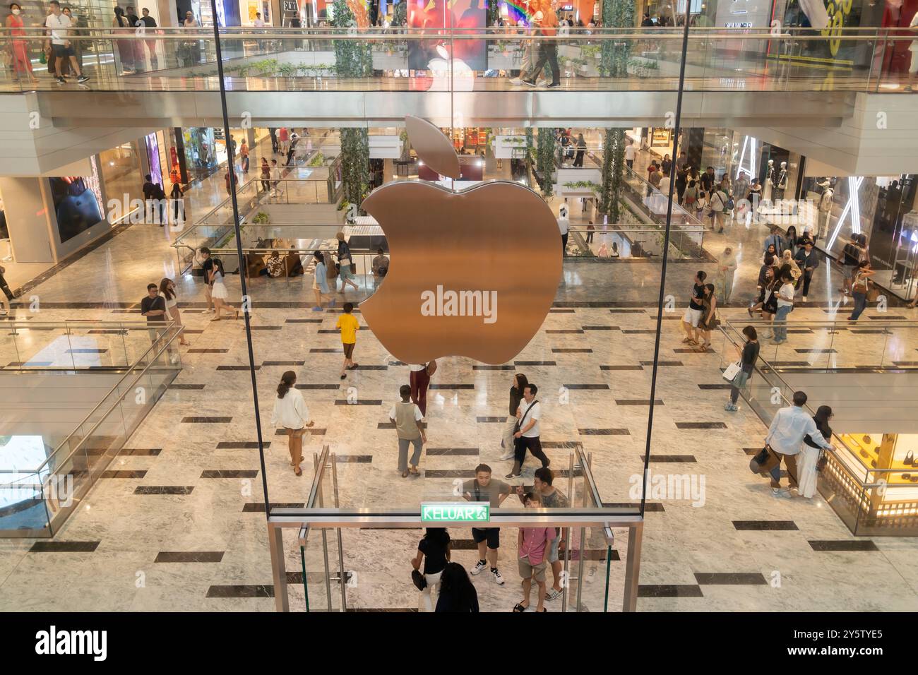 KL, Malaysia - 1. September 2024 : Panoramablick auf die Menschen, die rund um den Exchange TRX einkaufen, vom Apple Store aus. Stockfoto