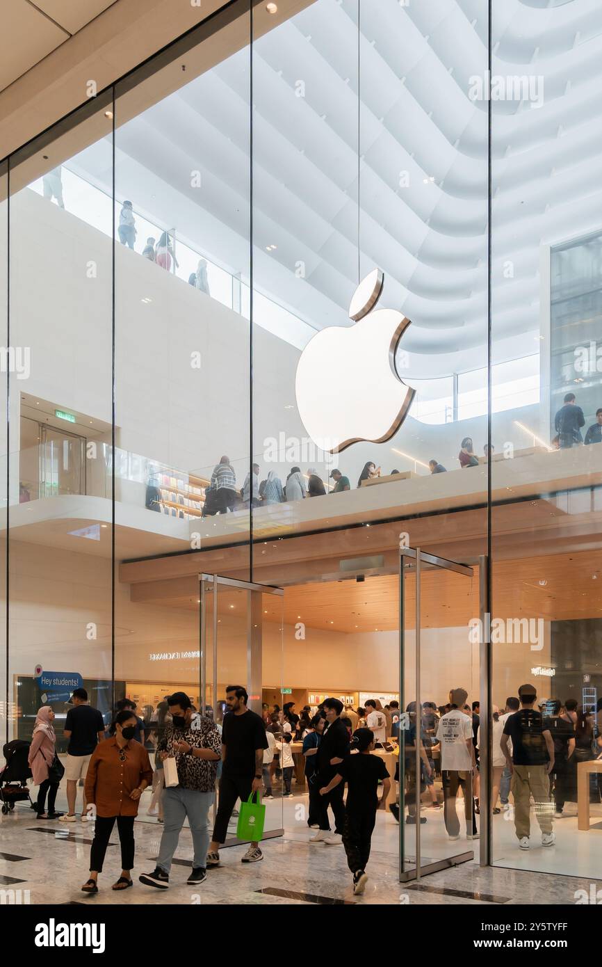 KL, Malaysia – September 1,2024: Leute können sehen, wie sie die Exchange TRX von Apple erkunden. Es ist der erste Apple Store-Standort in Malaysia/ Stockfoto