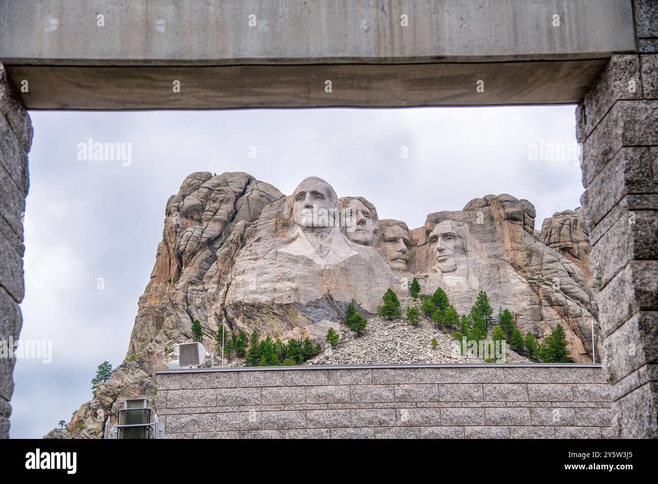 Mount Rushmore National Monumet, eingerahmt von einem Parkeingang. Stockfoto