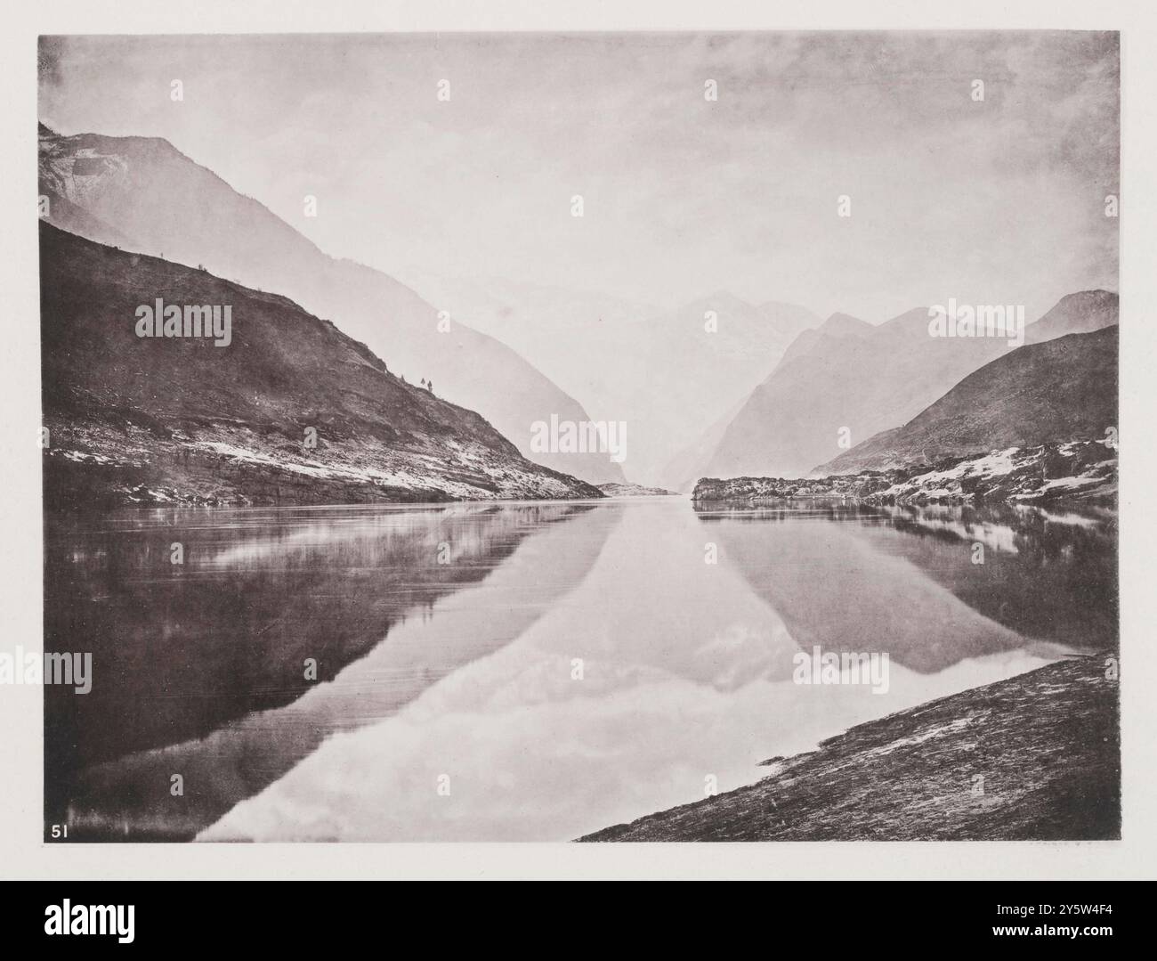 Vintage-Foto der Wu-Schlucht. Illustrationen von Qing China, 1875 '... die Wushan-Schlucht, die wir am Morgen des 18. Betrat, ist mehr als 20 Meilen lang. Der Fluss hier war vollkommen ruhig und die Aussicht, die unseren Blick auf die Mündung der Schlucht traf, war vielleicht die beste der Art, die wir je erlebt hatten. Die Berge stiegen in verwirrten Massen auf eine große Höhe, während der entfernteste Gipfel am Ende des Ausmaßes einem Saphir ähnelte, dessen Schneeflächen in der Sonne glitzerten wie das Licht auf den Facetten eines Edelsteins. Die anderen Klippen und Abgründe vertieften sich allmählich Stockfoto