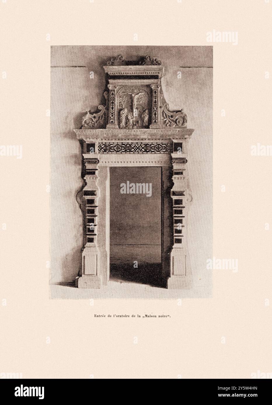 Vintage-Foto des Eingangs zur ehemaligen Kapelle des Schwarzen Hauses. Lemberg (Lemberg). 1917 das Schwarze Haus ist ein bemerkenswertes Renaissancebau auf dem Marktplatz in Lemberg, Ukraine. Es wurde 1577 für den italienischen Steuereintreiber Tomaso Alberti gebaut. Der Architekt war wahrscheinlich Piotr Krasowski. Das Lviwer Historisches Museum ist seit 1926 im Schwarzen Haus untergebracht. Stockfoto