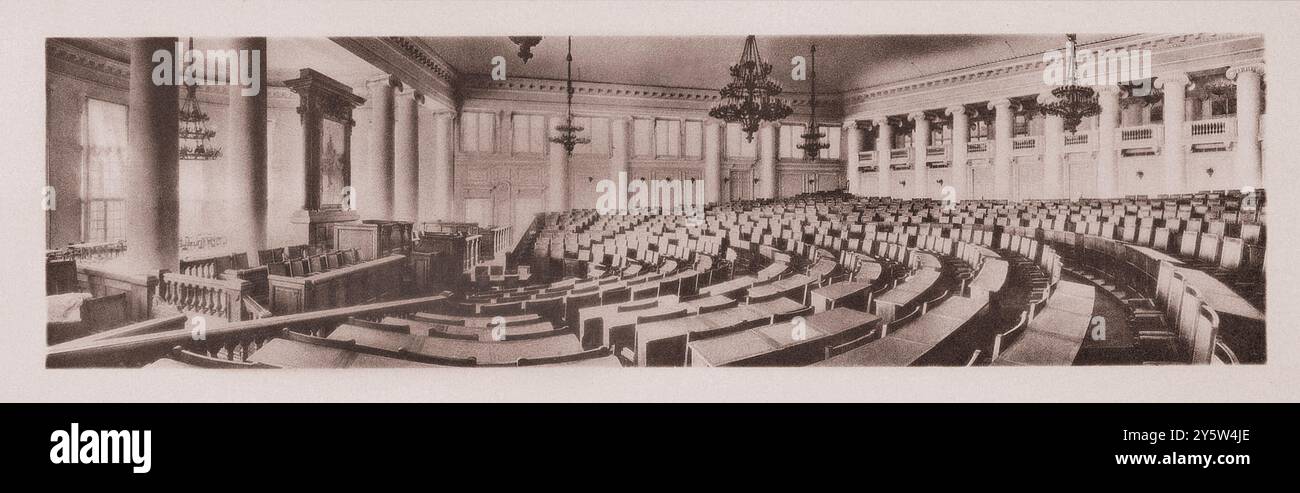 Archivfoto des Sitzungssaals in der Staatsduma des Russischen Reiches. 1900er Jahre war die Staatsduma, auch als Kaiserliche Duma bekannt, das Unterhaus der Legislative im Russischen Reich, während das Oberhaus der Staatsrat war. Sie hielt ihre Sitzungen im Tauriden-Palast in Sankt Petersburg ab. Sie trat zwischen dem 27. April 1906 und dem Zusammenbruch des Reiches im Februar 1917 viermal zusammen. Die erste und die zweite dumas waren demokratischer und repräsentierten eine größere Zahl nationaler Typen als ihre Nachfolger. Die dritte duma wurde von Adeligen, Grundbesitzern und Geschäftsleuten dominiert. Der vierte du Stockfoto