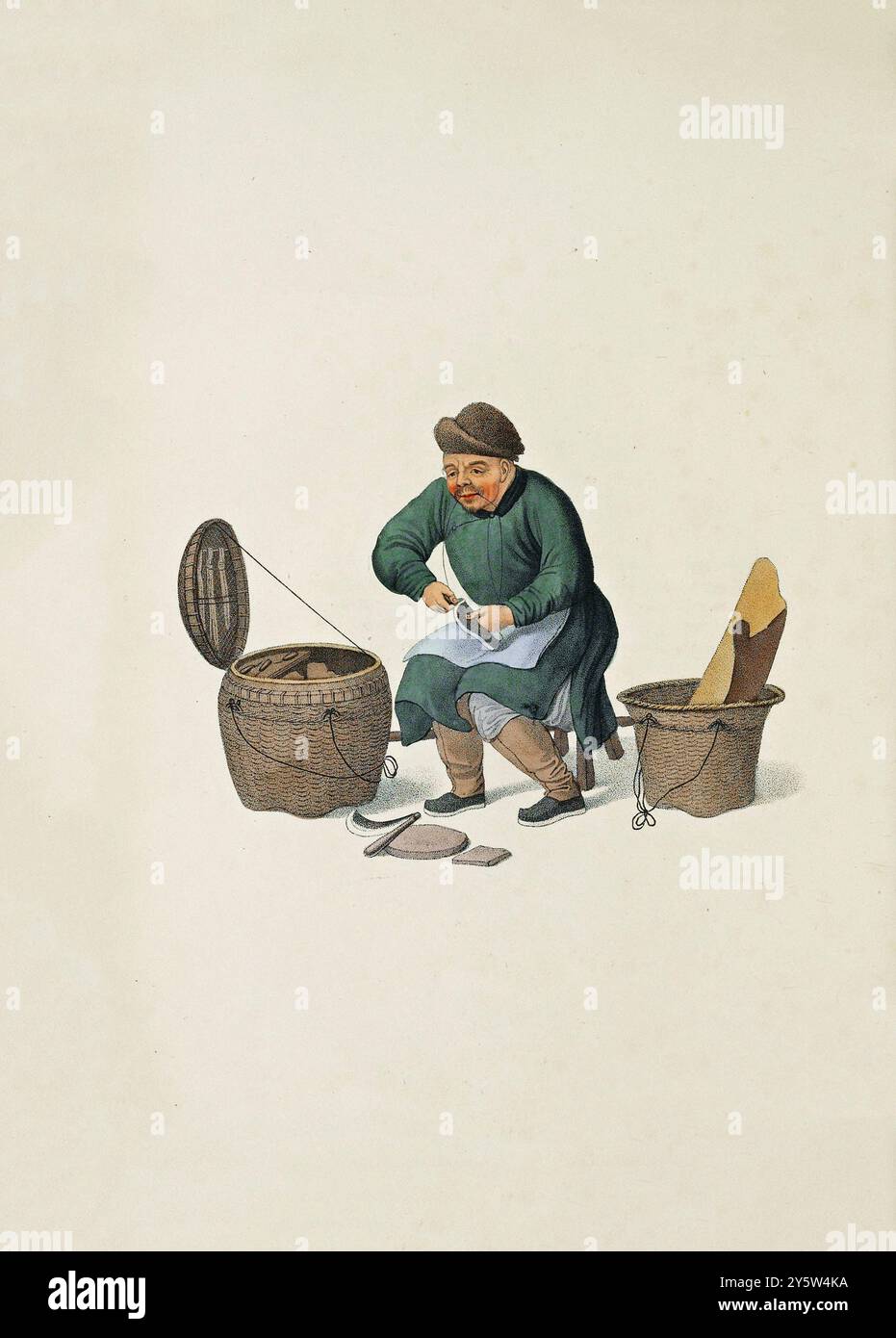 Traditionelle chinesische Tracht aus der Qing-Zeit. Vintage-Illustration eines chinesischen Schuhmachers. 1800 Dies ist ein sehr akkurates Porträt eines Mannes, der häufig in den Vororten des Kantons zu sehen war. In einem Korb werden die Arbeitsgeräte aufbewahrt, in dem anderen trägt er sein Leder und den Hocker, auf dem er gelegentlich sitzt. Der obere Teil eines Herrenschuhs iu China besteht üblicherweise aus schwarzem Baumwolltuch mit einem weißen Rand. Die Sohle ist manchmal nur aus Leder: Dieser Schuh hat keine Riemen und ist normalerweise quadratisch an den Zehen geschnitten. Stockfoto