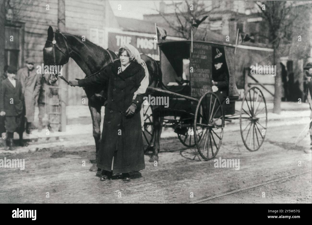 Elizabeth Freeman von der New York State Suffrage Association, mit Pferd und Kutsche, auf ihrem Weg zum wahlrechtsmarsch am 3. März 1913 in Washington, D.C., Elisabeth Freeman (1876–1942) war eine in Großbritannien geborene amerikanische Suffragistin und Bürgerrechtlerin, bekannt für ihren Untersuchungsbericht für die National Association for the Advancement of Colored People (NAACP) am 1916. Darüber hinaus war sie aktiv an Suffragekonventionen und Aktivitäten, bekannt für ihre Teilnahme an der Suffragewanderung von N 1913 Stockfoto