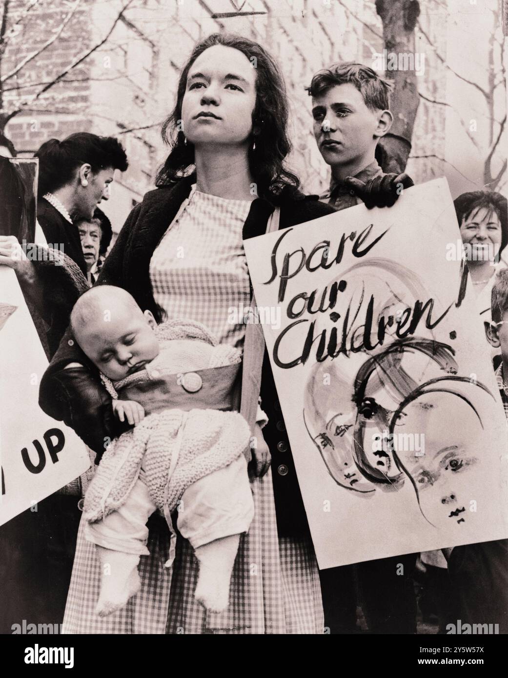 Die Little Denise Davidson, 5 Monate alt, schläft friedlich, während ihre Mutter, Mrs. Donald Davidson aus 278 Clinton St., Bklyn, mit Ban-the-Bombe-Gruppe vor den Vereinten Nationen marschiert, um gegen die Wiederaufnahme der A-Bombe-Tests durch die Vereinigten Staaten zu protestieren. USA. 1962 von D. DeMarsico, Fotograf Stockfoto