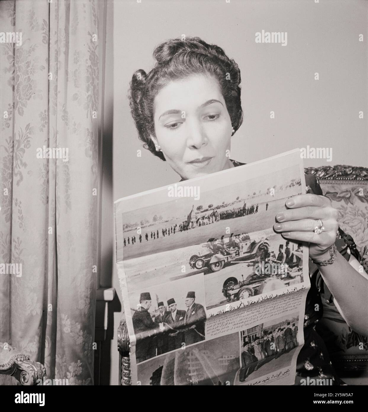 Die ägyptische Gesandtschaft auf der Massachusetts Avenue. Madame Hassan, Frau des Ministers, liest eine ägyptische Bilderzeitschrift. Washington, D.C. April 1942 (von M. Collins, Fotograf) Stockfoto