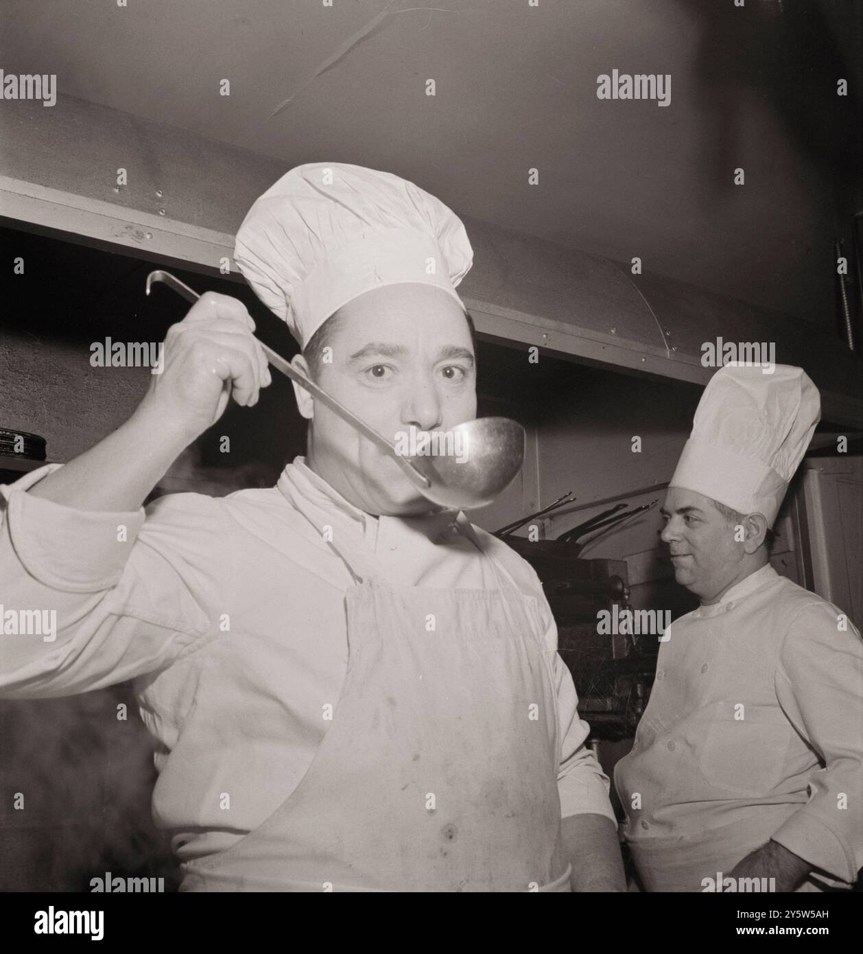 Amerika der 1940er Jahre Vintage-Foto des Küchenchefs im Sixty-Eight Restaurant an der Fifth Avenue in der Thirteenth Street. New York. Januar 1943 von M. Collins, Fotograf Stockfoto