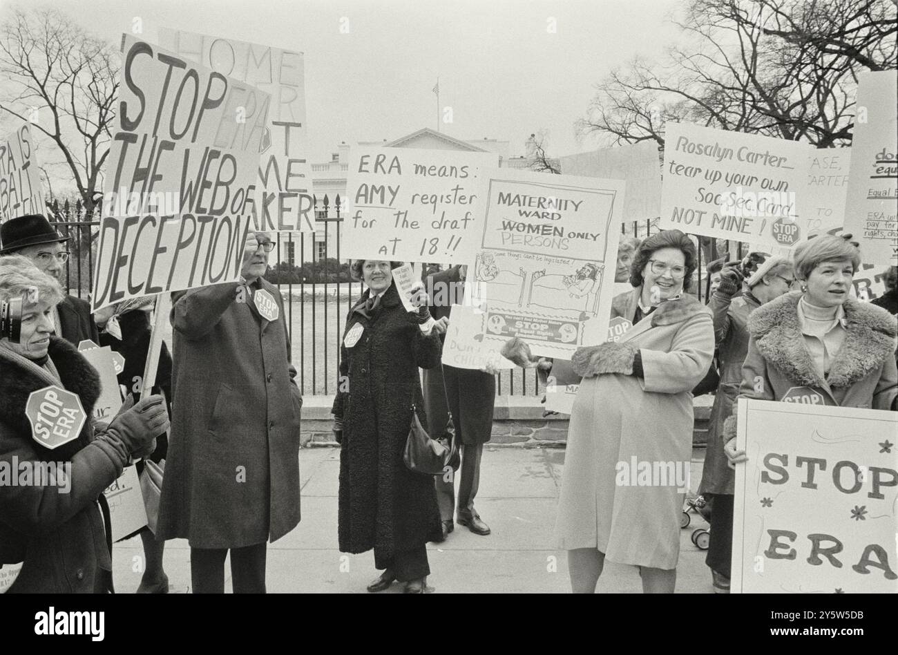 Demonstranten gegen die ERA vor dem Weißen Haus. Am 4. Februar 1977 (von W.K. Leffler, Fotografin) versammelten sich Frauen, die Zeichen gegen das Federal Equal Rights Amendment hielten, vor dem Weißen Haus. Stockfoto
