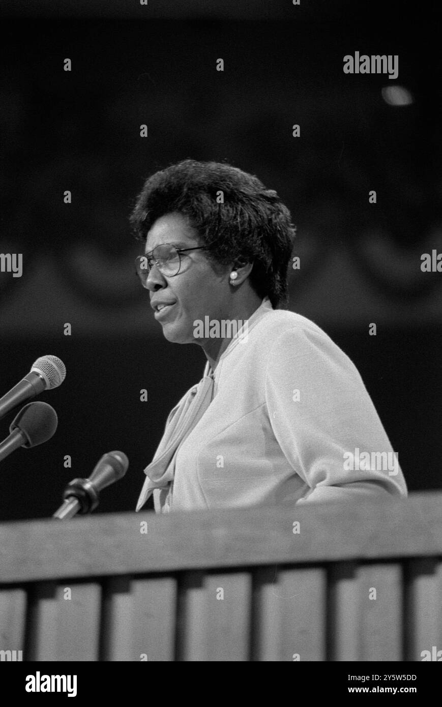 Hauptredner der Abgeordneten Barbara Jordan, Democratic National Convention, 12. Juli 1976 Barbara Charline Jordan (1936–1996) war eine US-amerikanische Anwältin, Pädagogin und Politikerin. Sie war die erste Afroamerikanerin, die nach Reconstruction in den Senat von Texas gewählt wurde, die erste Südafrikanerin, die in das Repräsentantenhaus der Vereinigten Staaten gewählt wurde, und eine der ersten beiden Afroamerikaner, die seit 1901 von der ehemaligen Konföderation in das Repräsentantenhaus der Vereinigten Staaten gewählt wurden, neben Andrew Young aus Georgia. Stockfoto