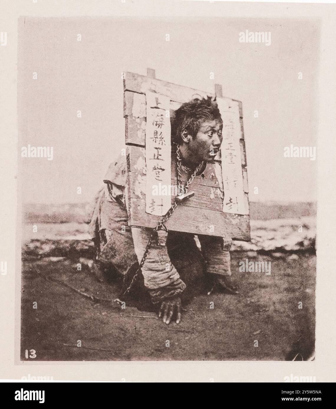 Chinesische Gerichte und Bestrafung. Vintage-Foto eines Mannes in einer Cangue in Shanghai. Illustrations of Qing China, 1875 Eine Cangue, auf Chinesisch als jia oder tcha bezeichnet, ist ein Gerät, das in Ostasien und einigen anderen Teilen Südostasiens bis in die frühen Jahre des 20. Jahrhunderts zur öffentlichen Demütigung und körperlichen Bestrafung eingesetzt wurde. Es wurde auch gelegentlich für oder während der Folter verwendet. Weil es die Bewegungen einer Person einschränkte, war es üblich, dass Menschen, die Cangues trugen, zu Tode verhungerten, da sie sich nicht ernähren konnten. "... die Cangue oder der Kragen aus Holz ist einer der leichteren Punis Stockfoto