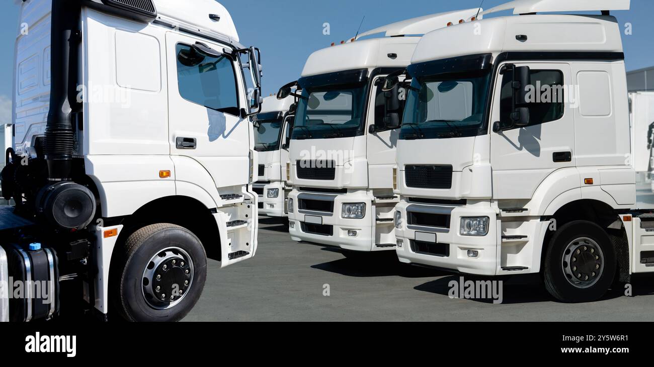 Lkw-Flotte im Logistikzentrum. Stockfoto